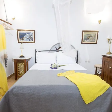 Mylopetres Traditional Finikia Oia (Santorini)