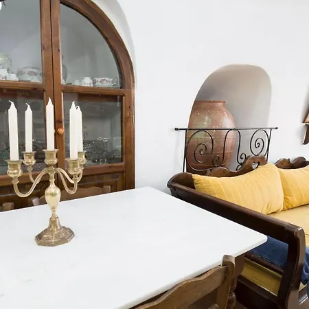 Mylopetres Traditional Finikia Οία
